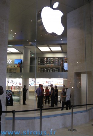 Apple Store du Louvre, les premiers employés