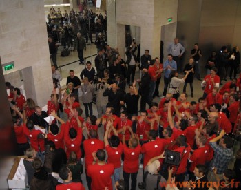 Les employés d'Apple accueillent les premiers visiteurs comme de véritables stars