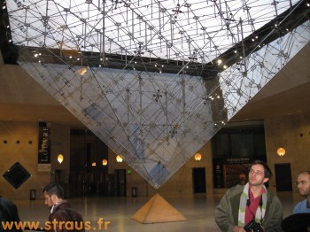La pyramide inversée du Louvre au petit matin