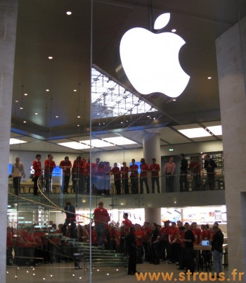 Les employés de l'Apple Store avec T-Shirt rouges
