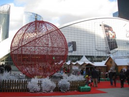 Sphère rouge marché de Noël, La Défense