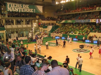 Photo de l'équipe de Stade 2 pendant une interview d'une supportrice de Nanterre pendant la finale des Playoffs